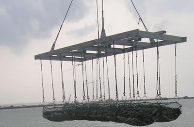 笼网结构可用于海洋中的治水构筑物的建设、以及一些海洋中设施如海洋中的通信线路，石油输送管道以及污水排放管道的防护。这些设施在风浪引起的水流动力作用下，有破坏的可能。管道破裂会影响周围居民的生活环境。防