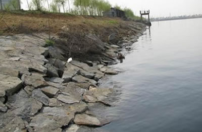 一些港口、码头及河道的土堤长期以来，受船行波和风浪影响，原有土堤塌陷严重，已远不能满足通航和防汛的要求。为消除隐患，需有计划实施应急护岸建设。石笼网结构在此的运用可以有效解决这些问题。　　浆砌石防护施