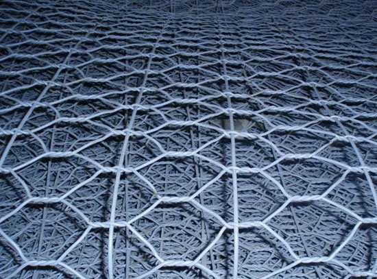 加筋石笼网介绍：　　(1)加筋石笼网是在垂直或平行于编织方向，参加同一材料与网丝钢网片。加固网片的抗拉强度比普通网片、加筋丝直径一般不少于边丝直径。摘要基于高安装路基，尤其是当条件下的拉应力，它能吸收