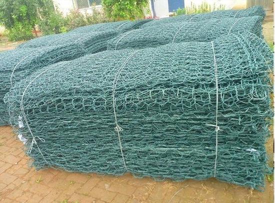 PVCcoatedgabions,akindofwiremeshbox,aremadeofheavywirenettingthatiswovenbymetalwire.Materialofpvccoa